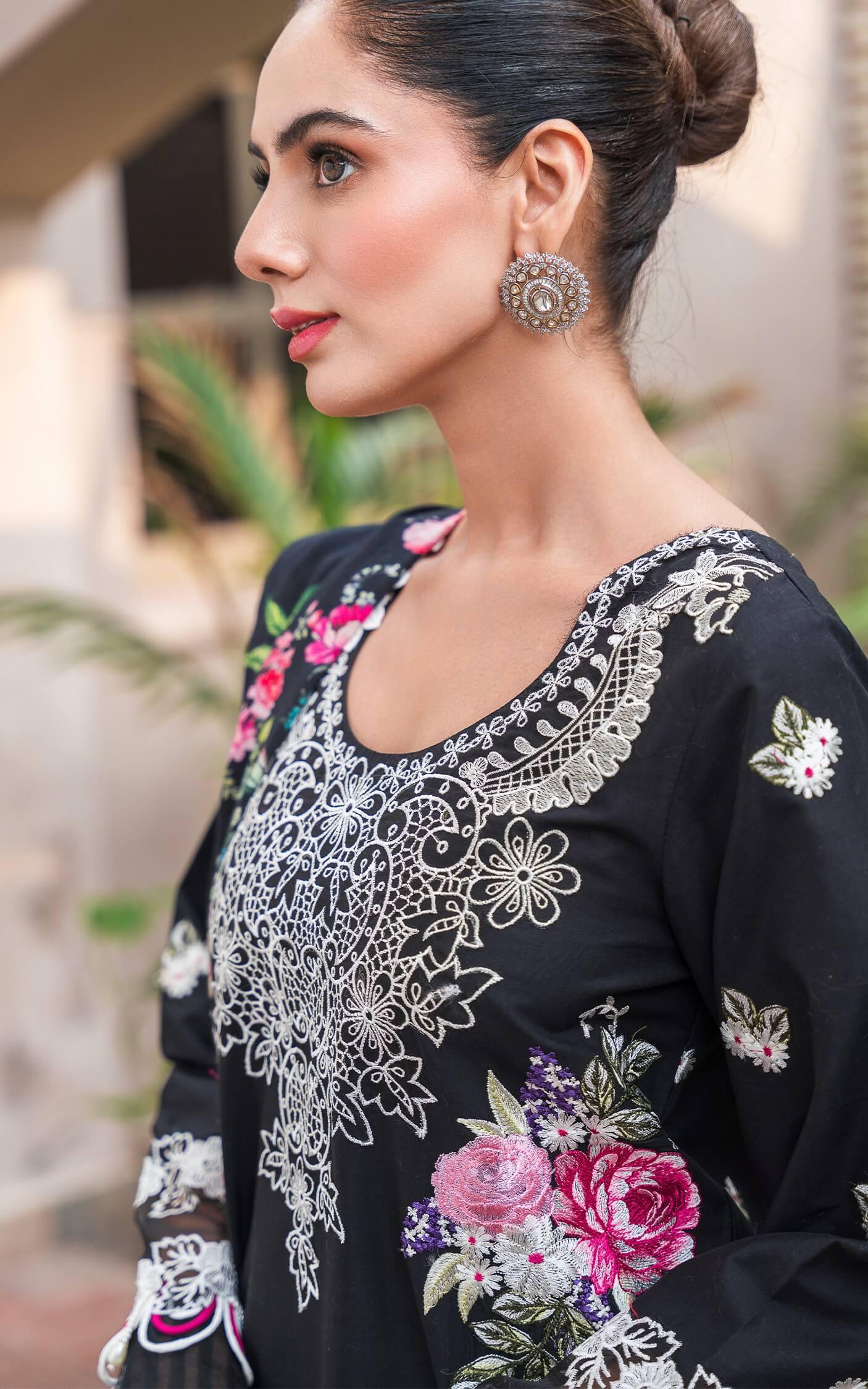 Asifa & Nabeel FF011  Luxury Embroidered Lawn 3Pc Suit  With Crinkle Chiffon Printed Dupatta